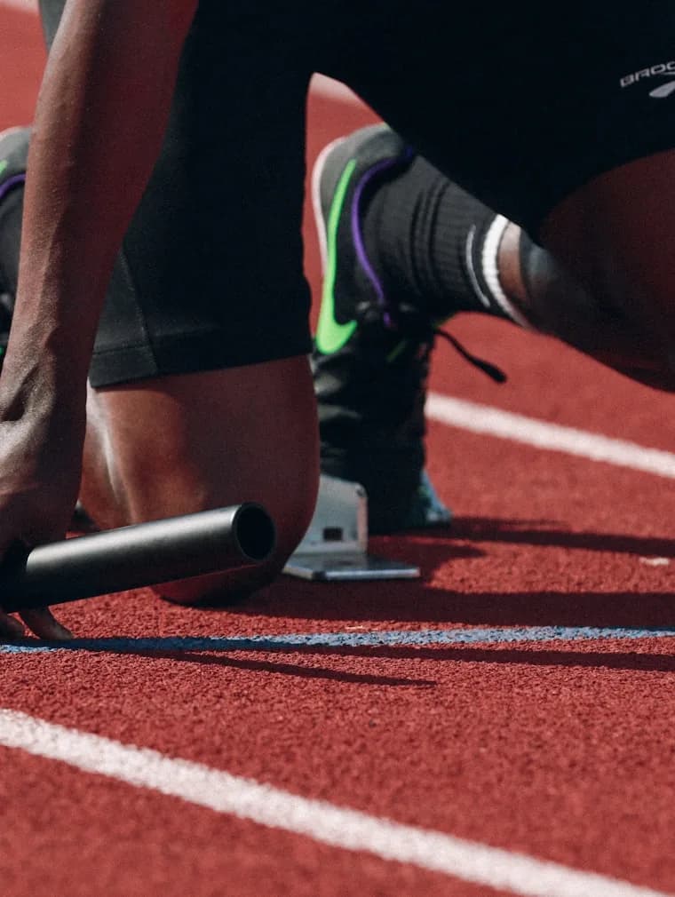 Zawodnik na starcie bieżni lekkoatletycznej